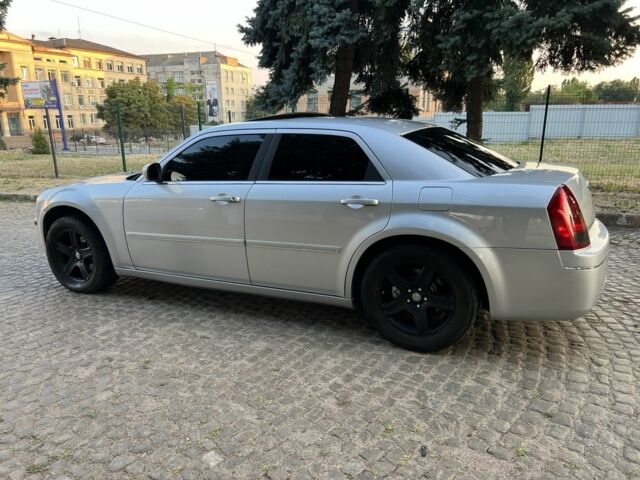 Крайслер 300C 2004 у Кременчуге на Automoto.ua Сірий Крайслер 300C, об'ємом двигуна 3.5 л та пробігом 290 тис. км за 9500 $, фото 5 на Automoto.ua