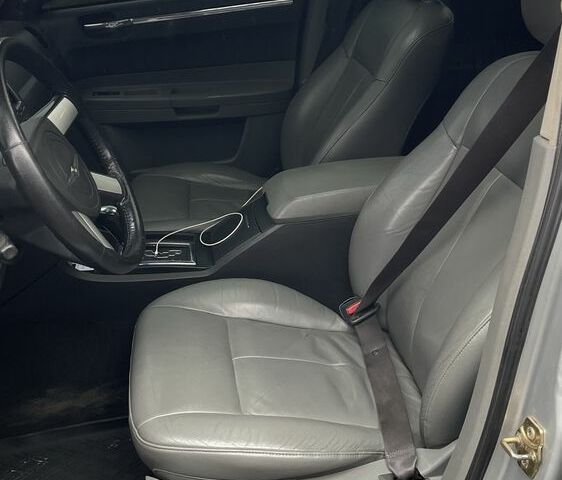 Крайслер 300C 2004 у Кременчуге на Automoto.ua Сірий Крайслер 300C, об'ємом двигуна 3.5 л та пробігом 290 тис. км за 9500 $, фото 14 на Automoto.ua