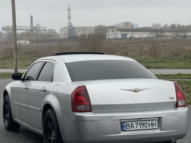 Крайслер 300C 2004 у Кременчуге на Automoto.ua Сірий Крайслер 300C, об'ємом двигуна 3.5 л та пробігом 290 тис. км за 9500 $, фото 16 на Automoto.ua