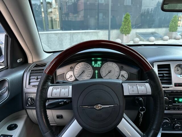Серый Крайслер 300C, объемом двигателя 2.7 л и пробегом 267 тыс. км за 6400 $, фото 12 на Automoto.ua