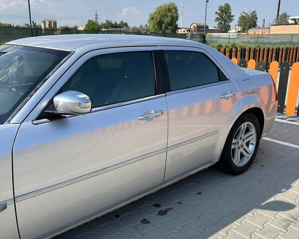 Серый Крайслер 300C, объемом двигателя 2.74 л и пробегом 300 тыс. км за 6850 $, фото 6 на Automoto.ua