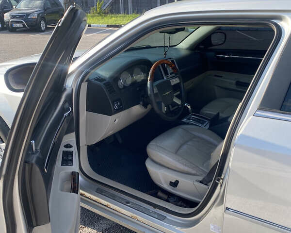 Серый Крайслер 300C, объемом двигателя 2.74 л и пробегом 400 тыс. км за 6100 $, фото 6 на Automoto.ua