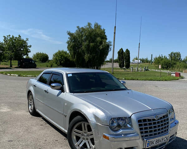 Серый Крайслер 300C, объемом двигателя 2.74 л и пробегом 240 тыс. км за 7500 $, фото 7 на Automoto.ua