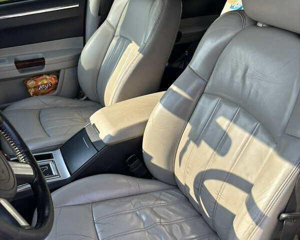 Сірий Крайслер 300C, об'ємом двигуна 2.74 л та пробігом 300 тис. км за 6100 $, фото 21 на Automoto.ua