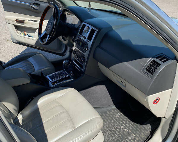 Серый Крайслер 300C, объемом двигателя 2.74 л и пробегом 240 тыс. км за 7500 $, фото 14 на Automoto.ua