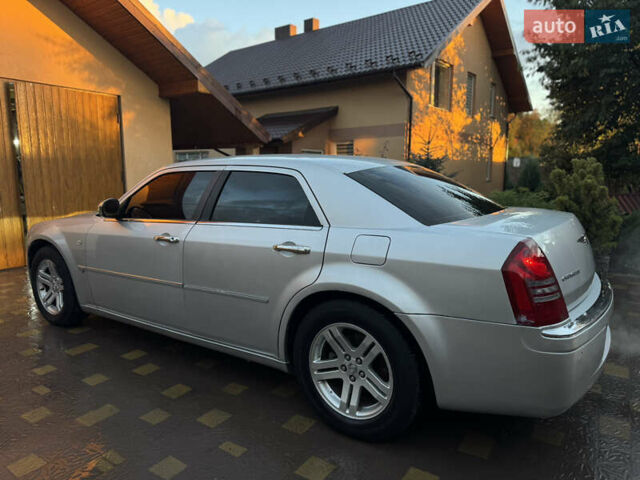 Серый Крайслер 300C, объемом двигателя 2.74 л и пробегом 398 тыс. км за 4950 $, фото 5 на Automoto.ua