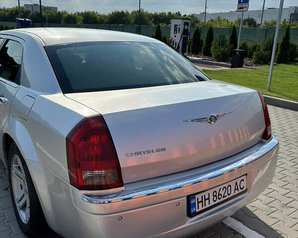Серый Крайслер 300C, объемом двигателя 2.74 л и пробегом 300 тыс. км за 6850 $, фото 8 на Automoto.ua