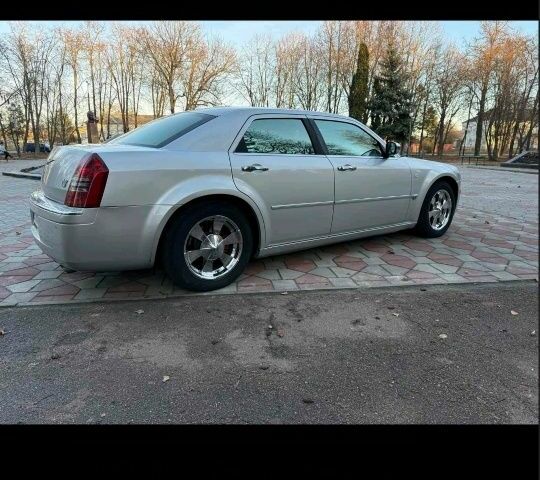 Серый Крайслер 300C, объемом двигателя 3.5 л и пробегом 300 тыс. км за 8588 $, фото 18 на Automoto.ua