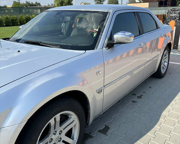 Серый Крайслер 300C, объемом двигателя 2.74 л и пробегом 300 тыс. км за 6850 $, фото 2 на Automoto.ua