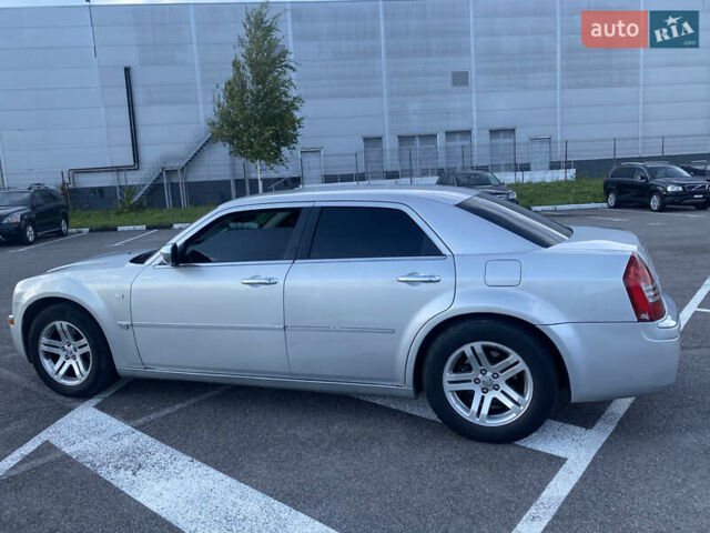 Серый Крайслер 300C, объемом двигателя 2.74 л и пробегом 400 тыс. км за 6100 $, фото 3 на Automoto.ua