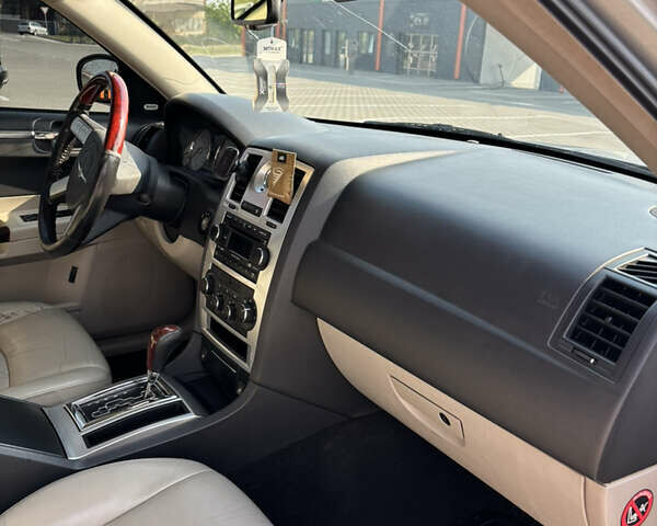 Серый Крайслер 300C, объемом двигателя 2.74 л и пробегом 300 тыс. км за 6850 $, фото 11 на Automoto.ua