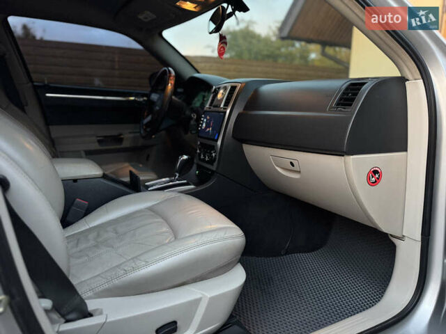 Серый Крайслер 300C, объемом двигателя 2.74 л и пробегом 398 тыс. км за 4950 $, фото 41 на Automoto.ua