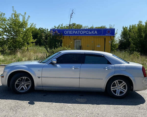 Серый Крайслер 300C, объемом двигателя 2.74 л и пробегом 240 тыс. км за 7500 $, фото 4 на Automoto.ua