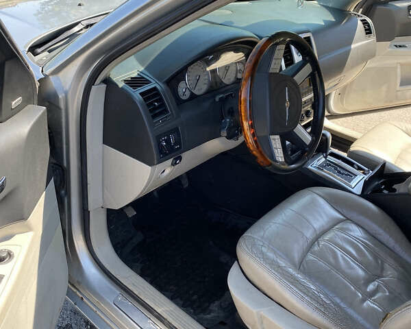 Серый Крайслер 300C, объемом двигателя 2.74 л и пробегом 240 тыс. км за 7500 $, фото 21 на Automoto.ua