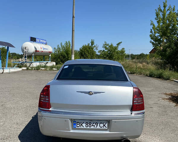 Серый Крайслер 300C, объемом двигателя 2.74 л и пробегом 240 тыс. км за 7500 $, фото 10 на Automoto.ua