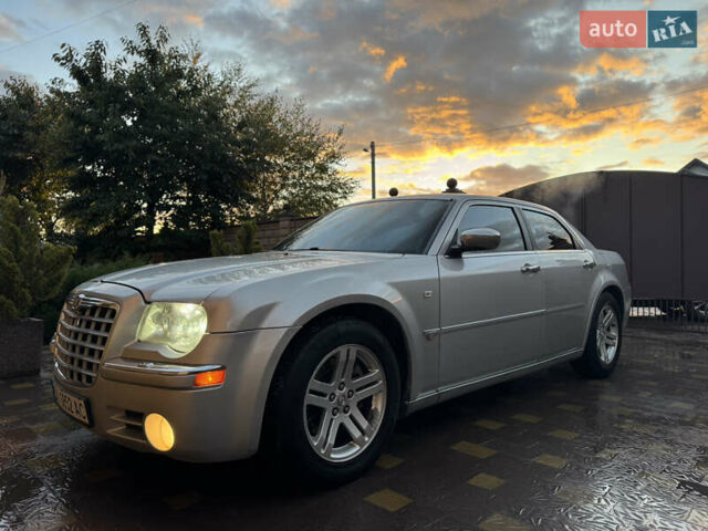 Серый Крайслер 300C, объемом двигателя 2.74 л и пробегом 398 тыс. км за 4950 $, фото 2 на Automoto.ua