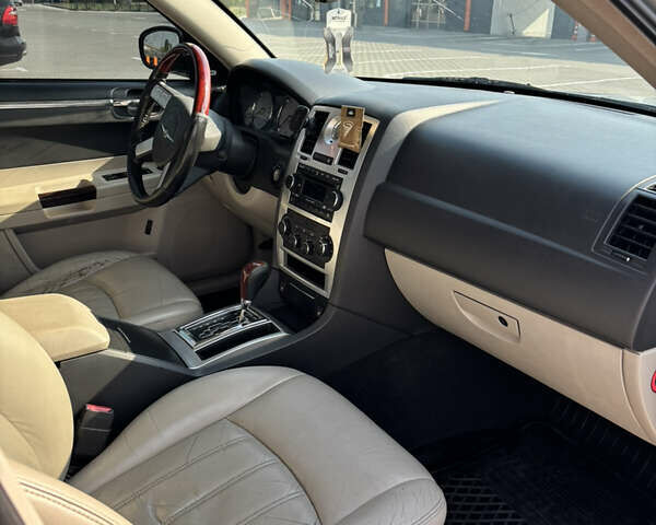 Серый Крайслер 300C, объемом двигателя 2.74 л и пробегом 300 тыс. км за 6850 $, фото 10 на Automoto.ua