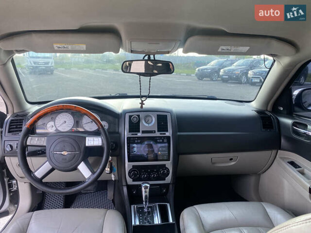 Серый Крайслер 300C, объемом двигателя 2.74 л и пробегом 400 тыс. км за 6100 $, фото 8 на Automoto.ua
