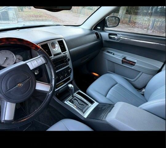 Серый Крайслер 300C, объемом двигателя 3.5 л и пробегом 300 тыс. км за 8588 $, фото 23 на Automoto.ua