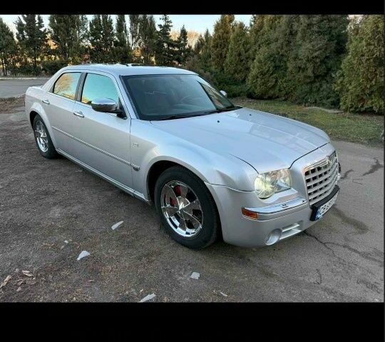 Серый Крайслер 300C, объемом двигателя 3.5 л и пробегом 300 тыс. км за 8588 $, фото 2 на Automoto.ua