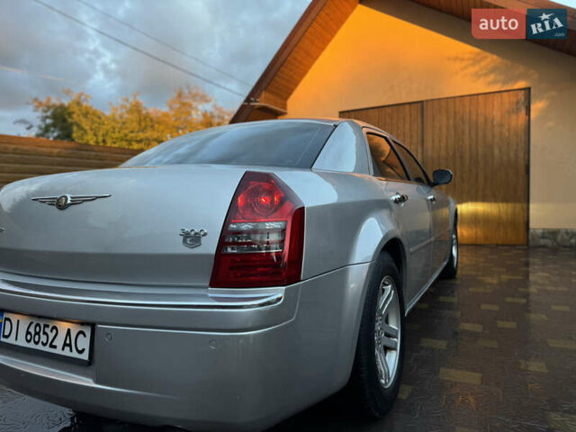 Серый Крайслер 300C, объемом двигателя 2.74 л и пробегом 398 тыс. км за 4950 $, фото 7 на Automoto.ua