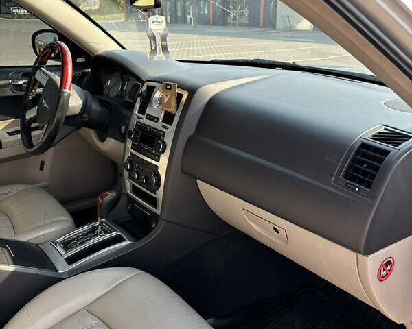 Серый Крайслер 300C, объемом двигателя 2.74 л и пробегом 300 тыс. км за 6850 $, фото 29 на Automoto.ua
