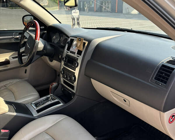 Серый Крайслер 300C, объемом двигателя 2.74 л и пробегом 300 тыс. км за 6850 $, фото 28 на Automoto.ua