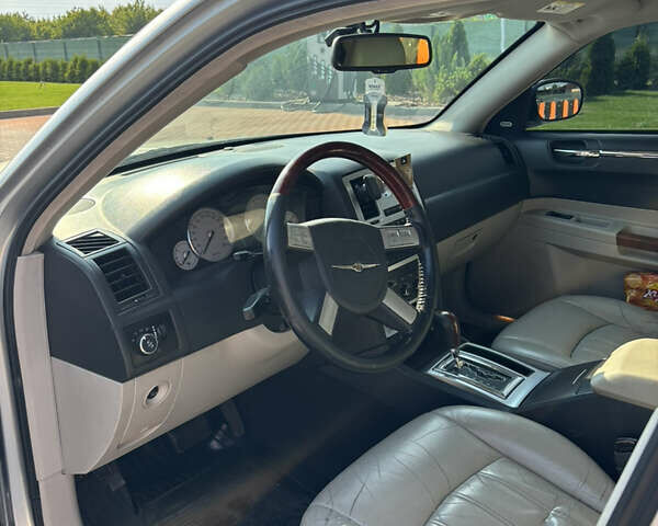 Серый Крайслер 300C, объемом двигателя 2.74 л и пробегом 300 тыс. км за 6850 $, фото 16 на Automoto.ua