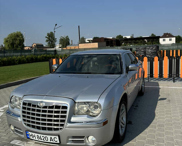 Серый Крайслер 300C, объемом двигателя 2.74 л и пробегом 300 тыс. км за 6850 $, фото 1 на Automoto.ua