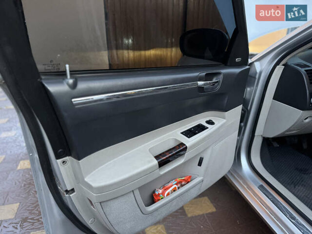 Серый Крайслер 300C, объемом двигателя 2.74 л и пробегом 398 тыс. км за 4950 $, фото 31 на Automoto.ua