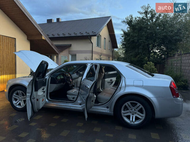 Серый Крайслер 300C, объемом двигателя 2.74 л и пробегом 398 тыс. км за 4950 $, фото 25 на Automoto.ua