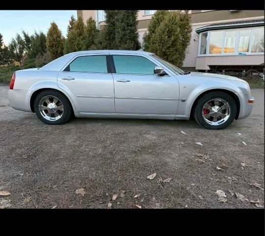 Серый Крайслер 300C, объемом двигателя 3.5 л и пробегом 300 тыс. км за 8588 $, фото 1 на Automoto.ua