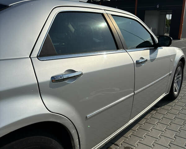 Сірий Крайслер 300C, об'ємом двигуна 2.74 л та пробігом 300 тис. км за 6100 $, фото 25 на Automoto.ua