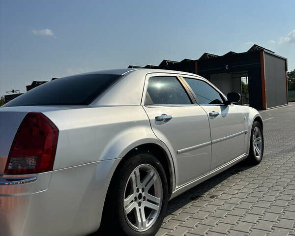 Серый Крайслер 300C, объемом двигателя 2.74 л и пробегом 300 тыс. км за 6850 $, фото 5 на Automoto.ua