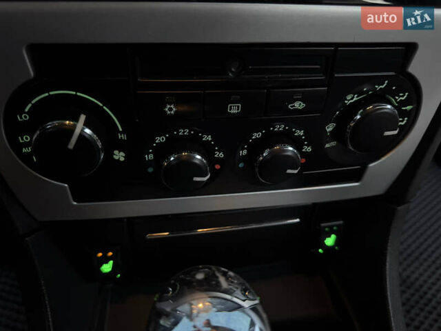 Серый Крайслер 300C, объемом двигателя 2.74 л и пробегом 398 тыс. км за 4950 $, фото 24 на Automoto.ua