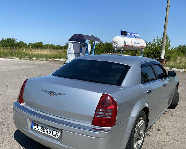 Серый Крайслер 300C, объемом двигателя 2.74 л и пробегом 240 тыс. км за 7500 $, фото 9 на Automoto.ua