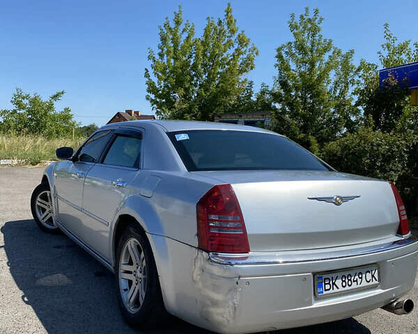 Серый Крайслер 300C, объемом двигателя 2.74 л и пробегом 240 тыс. км за 7500 $, фото 5 на Automoto.ua
