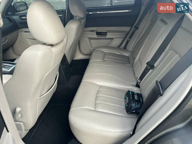 Сірий Крайслер 300C, об'ємом двигуна 2.7 л та пробігом 120 тис. км за 6800 $, фото 13 на Automoto.ua