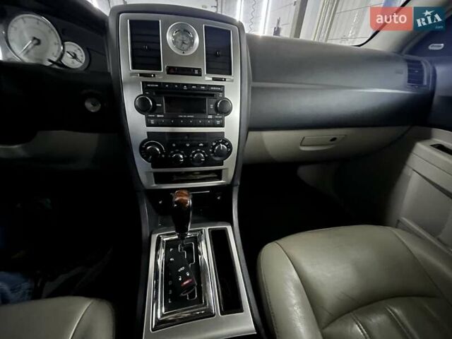 Серый Крайслер 300C, объемом двигателя 2.74 л и пробегом 165 тыс. км за 6500 $, фото 17 на Automoto.ua
