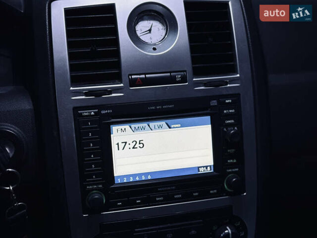 Сірий Крайслер 300C, об'ємом двигуна 3 л та пробігом 280 тис. км за 6000 $, фото 9 на Automoto.ua