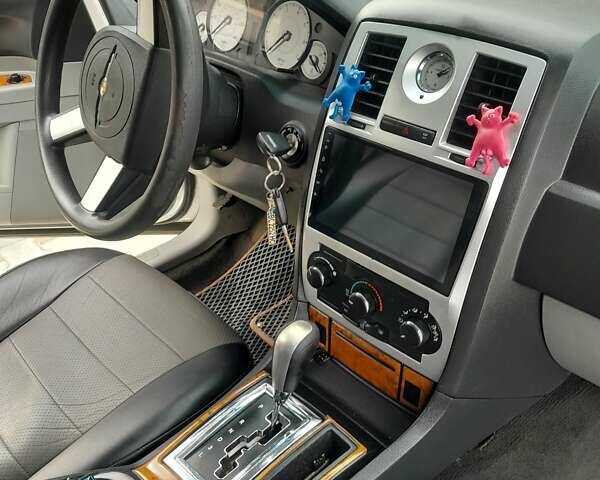 Серый Крайслер 300C, объемом двигателя 2.74 л и пробегом 139 тыс. км за 4900 $, фото 4 на Automoto.ua