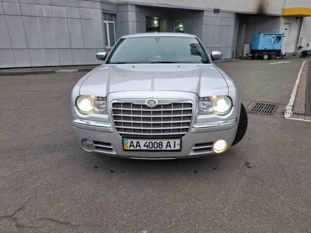 Серый Крайслер 300C, объемом двигателя 2.7 л и пробегом 219 тыс. км за 6500 $, фото 1 на Automoto.ua