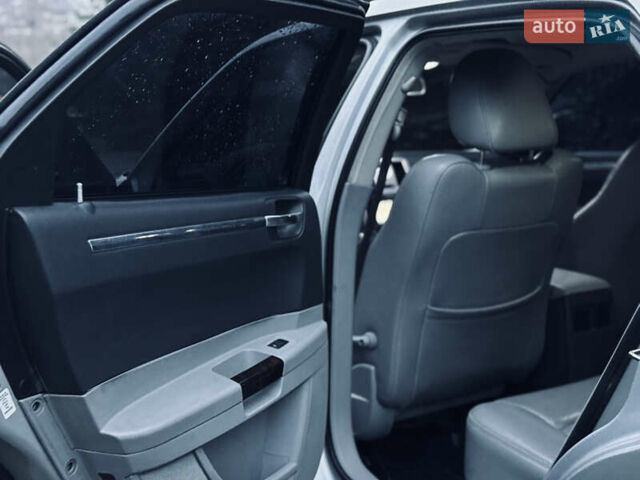 Сірий Крайслер 300C, об'ємом двигуна 3 л та пробігом 280 тис. км за 6000 $, фото 18 на Automoto.ua