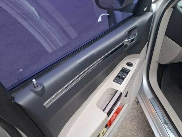 Серый Крайслер 300C, объемом двигателя 2.7 л и пробегом 219 тыс. км за 6500 $, фото 15 на Automoto.ua