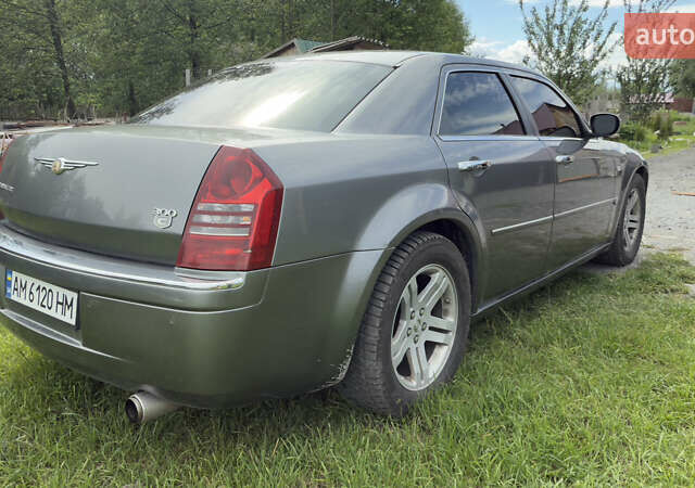 Серый Крайслер 300C, объемом двигателя 2.74 л и пробегом 158 тыс. км за 8000 $, фото 3 на Automoto.ua