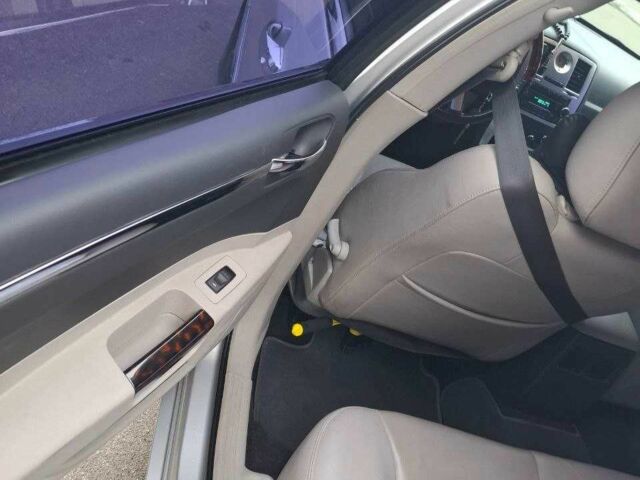 Серый Крайслер 300C, объемом двигателя 2.7 л и пробегом 219 тыс. км за 6500 $, фото 10 на Automoto.ua