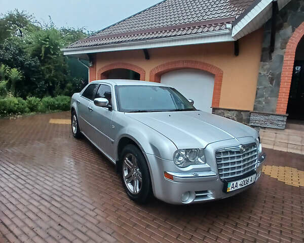 Серый Крайслер 300C, объемом двигателя 2.7 л и пробегом 219 тыс. км за 6000 $, фото 2 на Automoto.ua