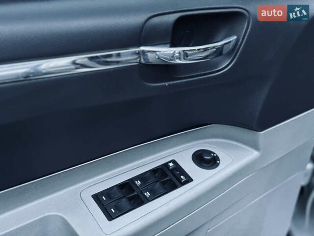 Сірий Крайслер 300C, об'ємом двигуна 3 л та пробігом 280 тис. км за 6000 $, фото 16 на Automoto.ua