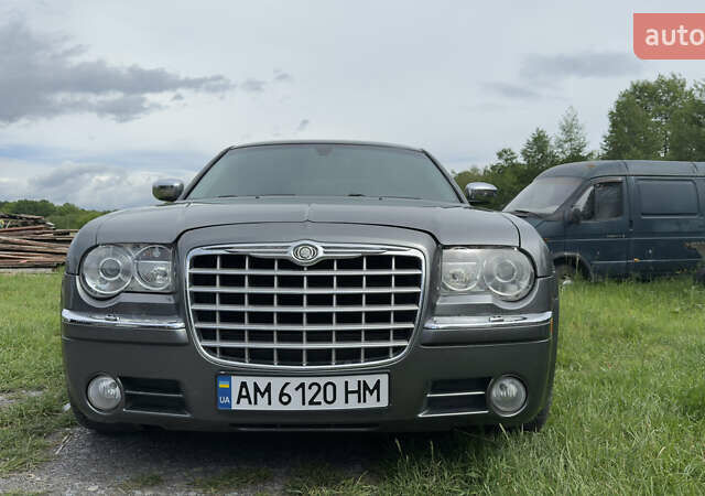 Серый Крайслер 300C, объемом двигателя 2.74 л и пробегом 158 тыс. км за 8000 $, фото 5 на Automoto.ua