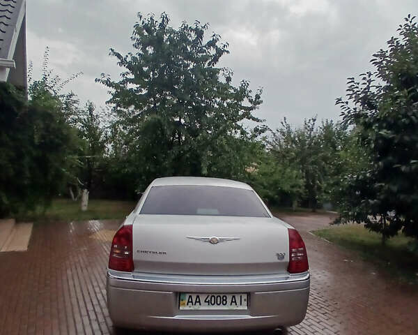 Серый Крайслер 300C, объемом двигателя 2.7 л и пробегом 219 тыс. км за 6000 $, фото 1 на Automoto.ua
